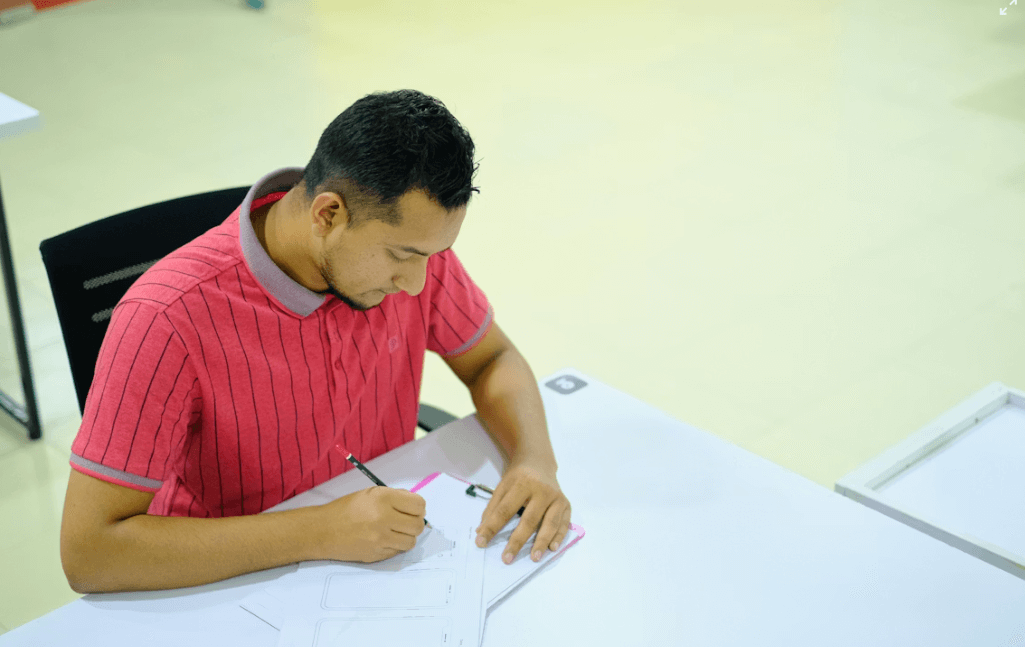Registro de control horario en papel en una empresa