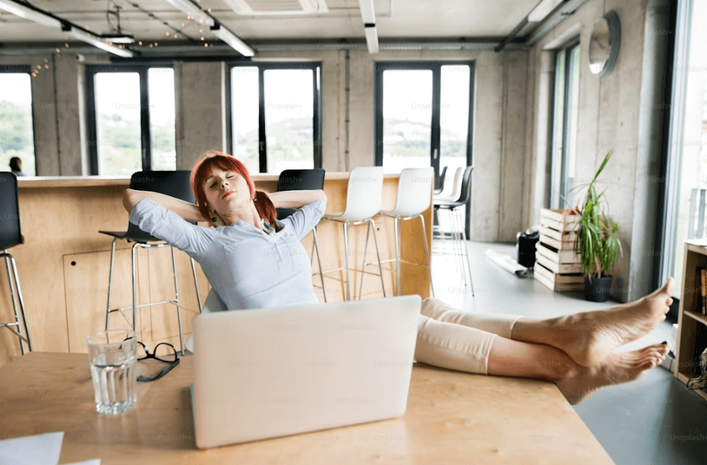 Empresaria gestionando su pequeña empresa con ordenador portátil